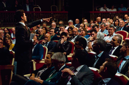 Nacho Fenollar en teatro con auditorio lleno
